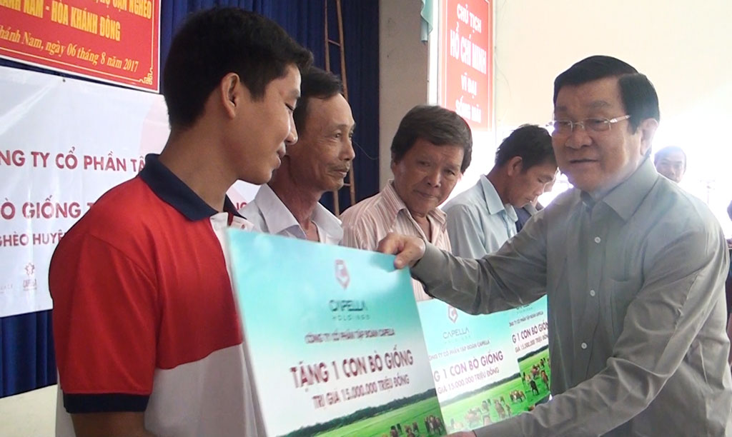Nguyên Chủ tịch nước Trương Tấn Sang dự trao tặng bò giống cho người nghèo tại Đức Hòa